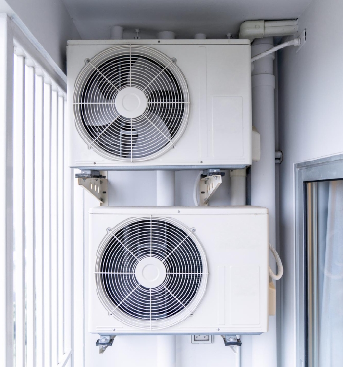 Unités extérieures de climatisation installées en façade
